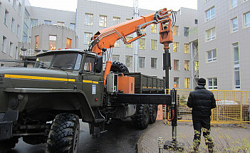 УБМ 85 закручивает винтовую сваю 219