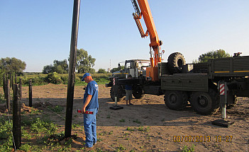 УБМ 85 закручивает винтовые сваи 133