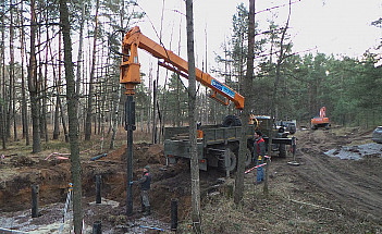УБМ 85 устанавливает винтовые сваи под ЛЭП
