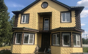 Фасад дома каменными панелями