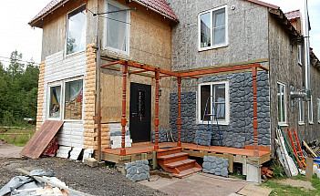 Зашивка СИП дома легкими каменными панелями