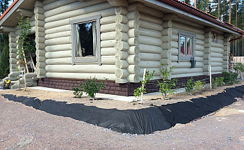 Зашитый дом панелями Карельский гранит
