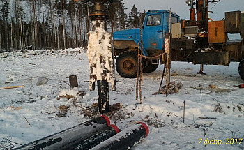 УБМ закручивает сваи СВЛ 2510 под ЛЭП 750кВ
