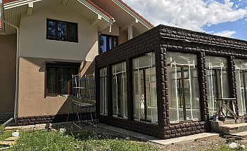 Зашивка фасада панелями Карельский гранит